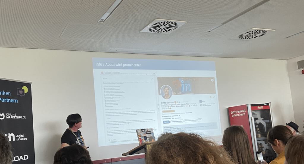 Britta Behrens referiert über LinkedIn und dessen Funktionsweise auf dem Digital Marketing Camp 2024 des Rheinwerk Verlags.